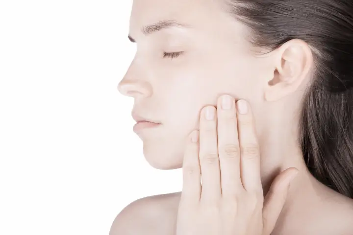 矯正は痛い?痛みの原因や対処法を歯科医師が解説